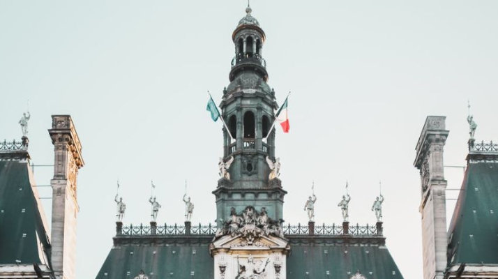 drapeaux sur le toit d'une préfecture